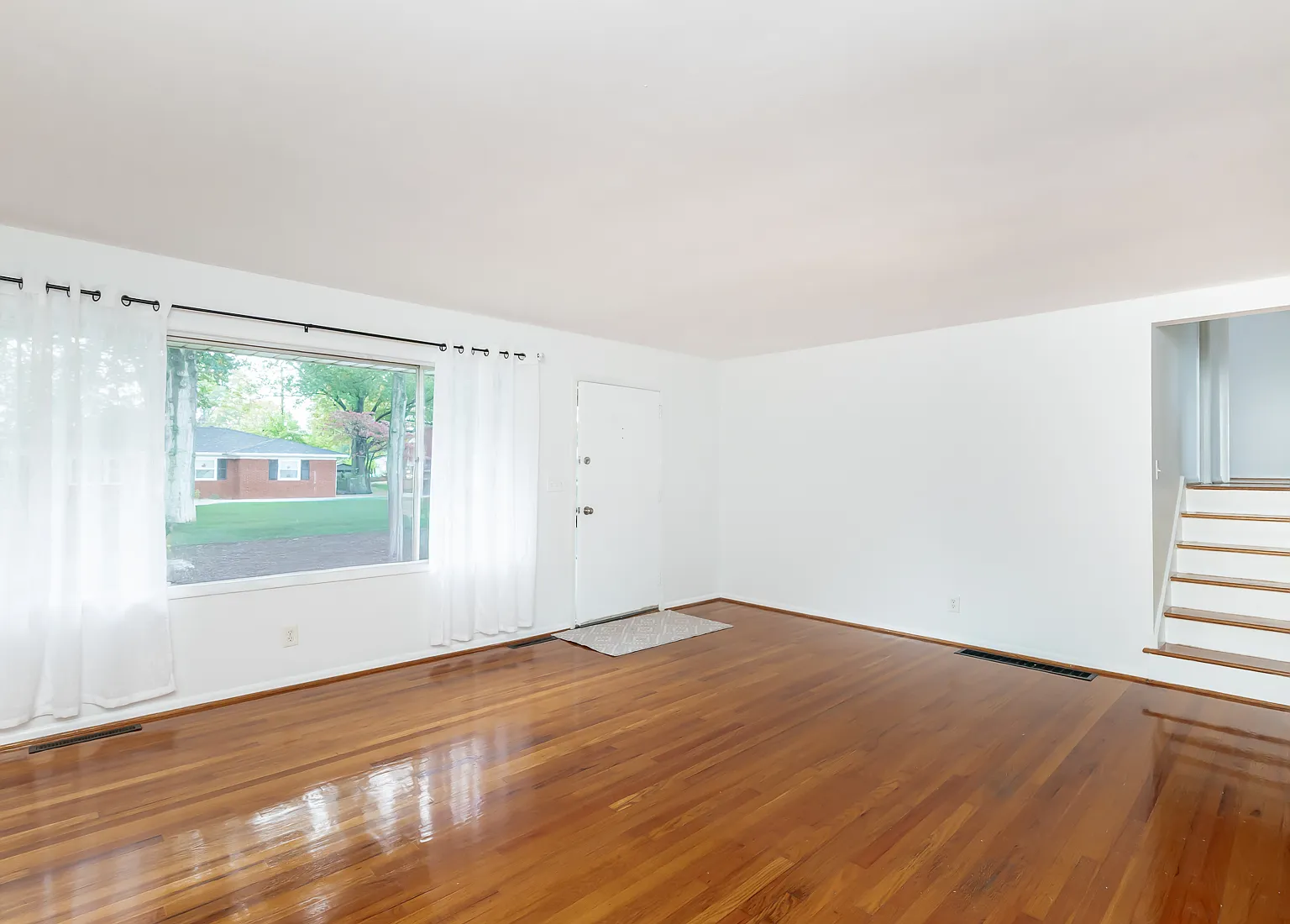 3 bed, 1.5 bath, 1800 sqft, $2,100 — Photo 3