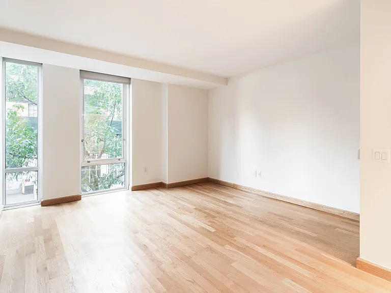 431 W 37th St #10G — Photo 9