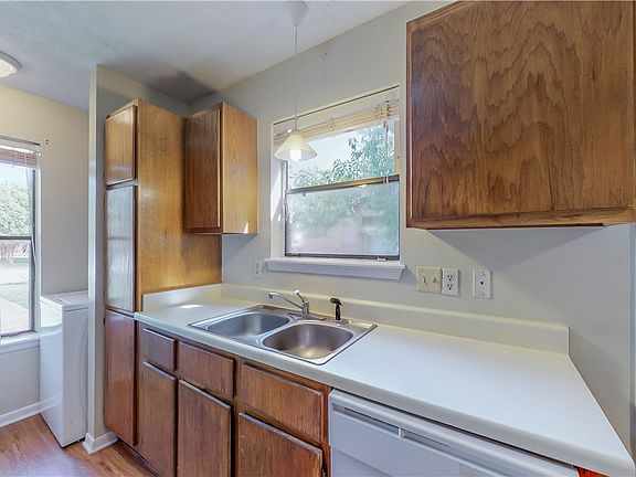 5th image of 610 Navarro Dr