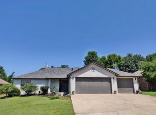206 Greentree Dr, Tahlequah, OK 74464