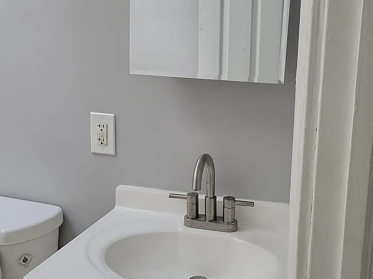 1438 N Edgewood St — Photo 5