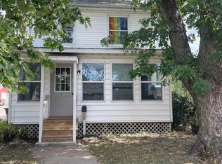 815 S 6th St, Clinton, IA 52732