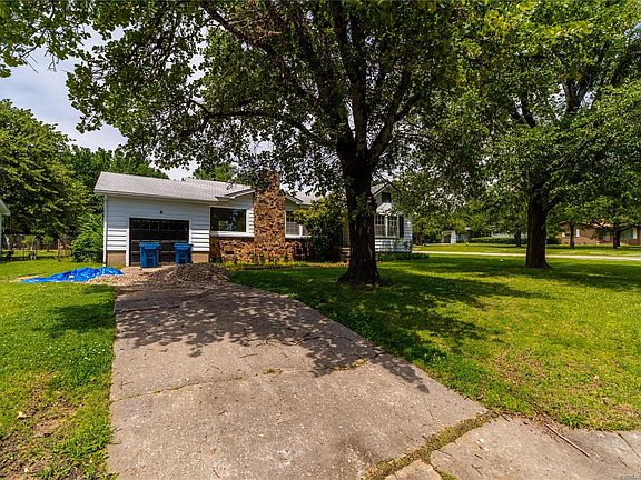 3rd image of 1611 E Osage Ave