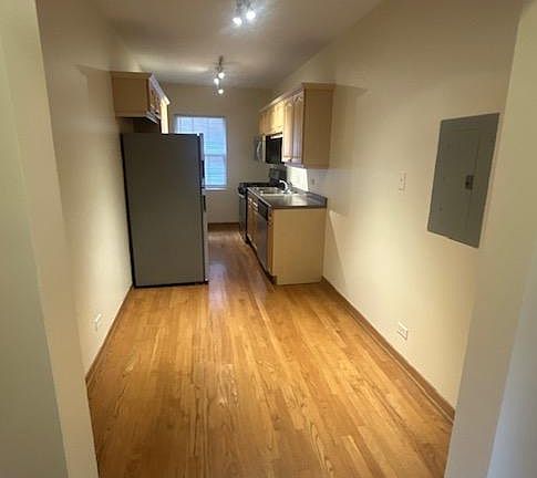 4th image of 1818 W Chase Ave #2