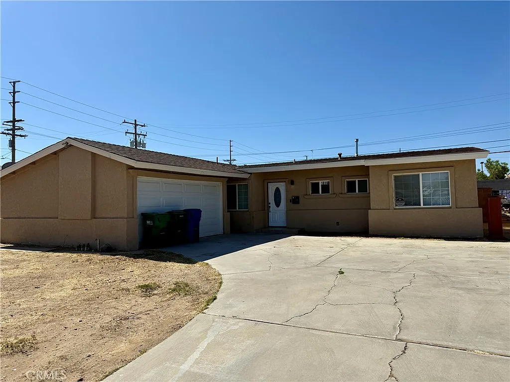 3 bed, 1095 sqft, $2,500 — Photo 1