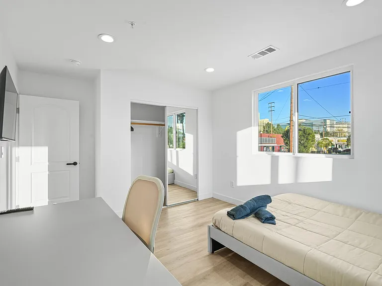 1029 Lord St — Photo 14