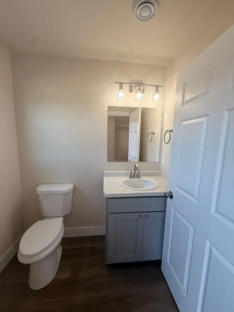 3040/3044 Bennington Place — Photo 4