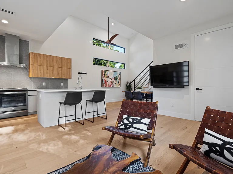 1100 Romeria Dr — Photo 2