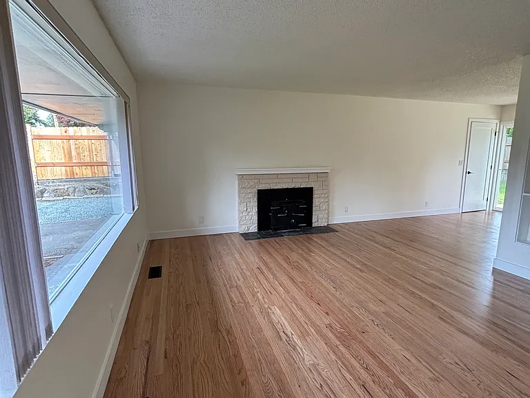 Fireplace with working insert