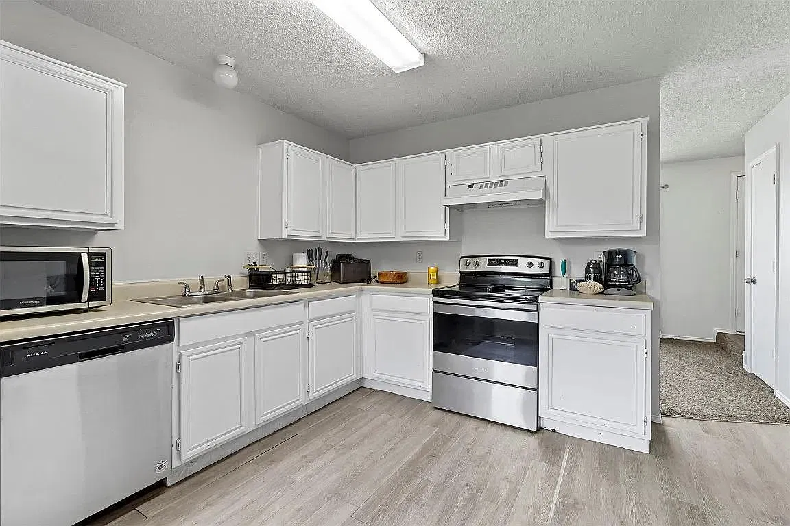 12714 Hilltop Dr — Photo 3