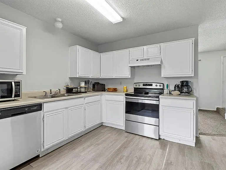 12714 Hilltop Dr — Photo 3