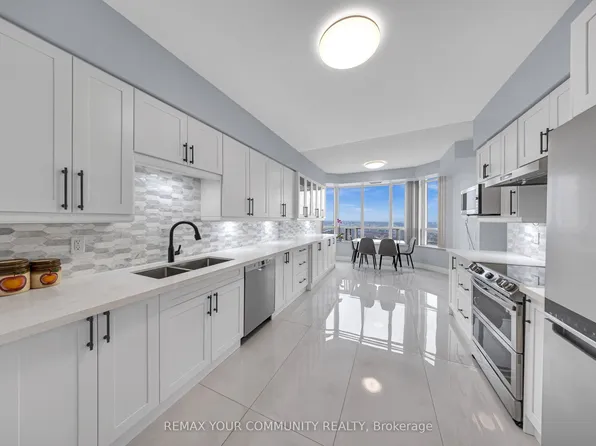 35 Kingsbridge Garden Cir #3005, Mississauga, ON L5R 3Z5