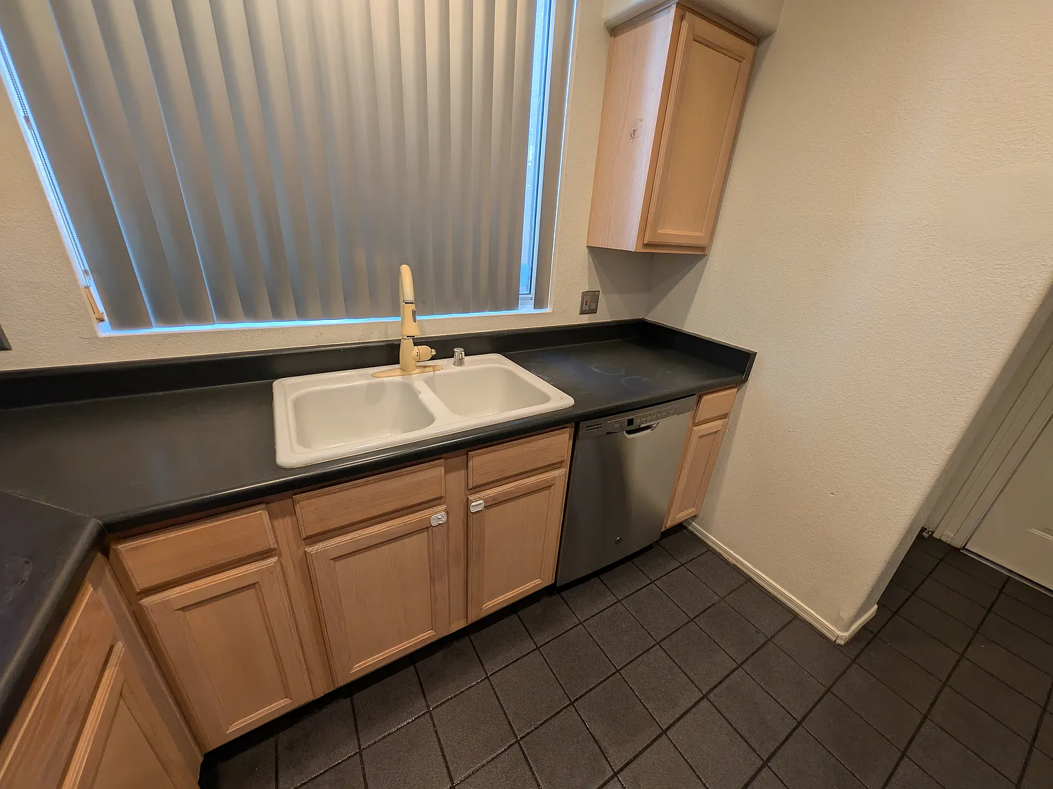 3 bed, 1413 sqft, $2,100 — Photo 2