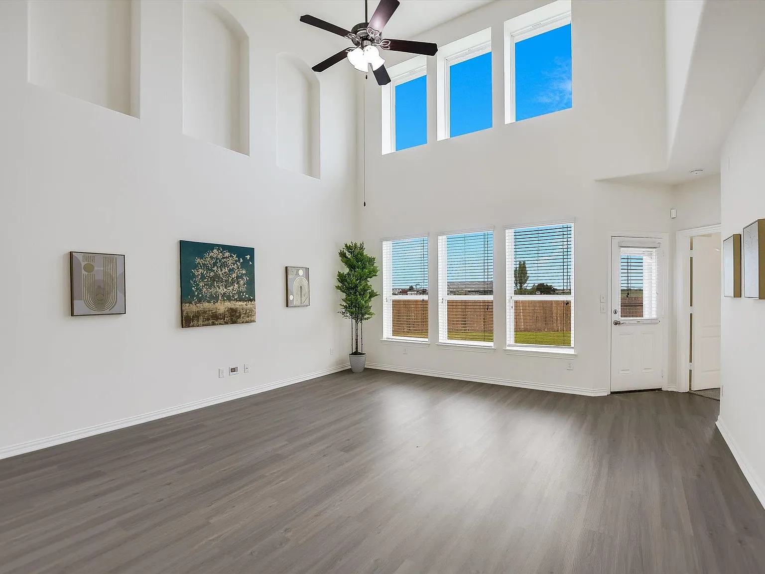 4 bed, 2.5 bath, 2899 sqft, $2,650 — Photo 2