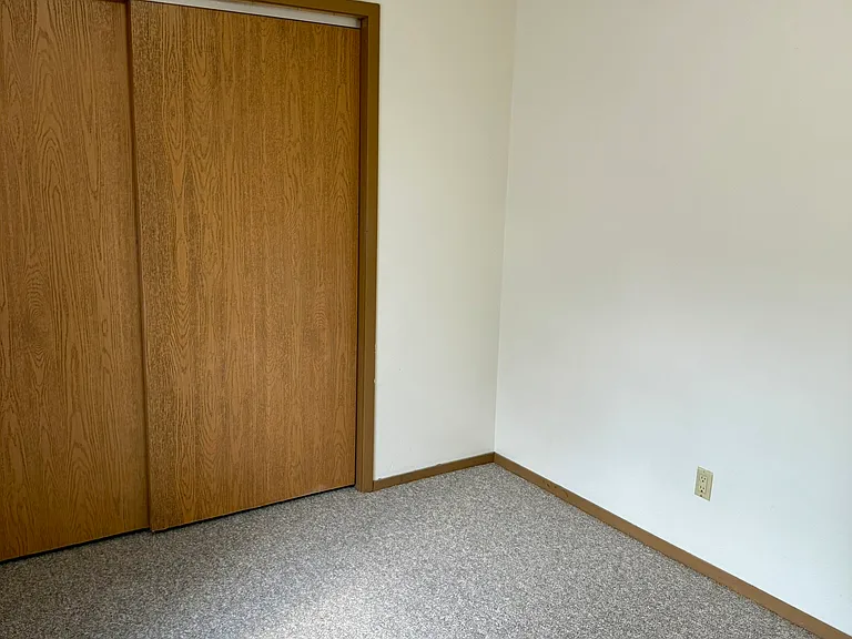 716 E Burlington St #15S — Photo 15