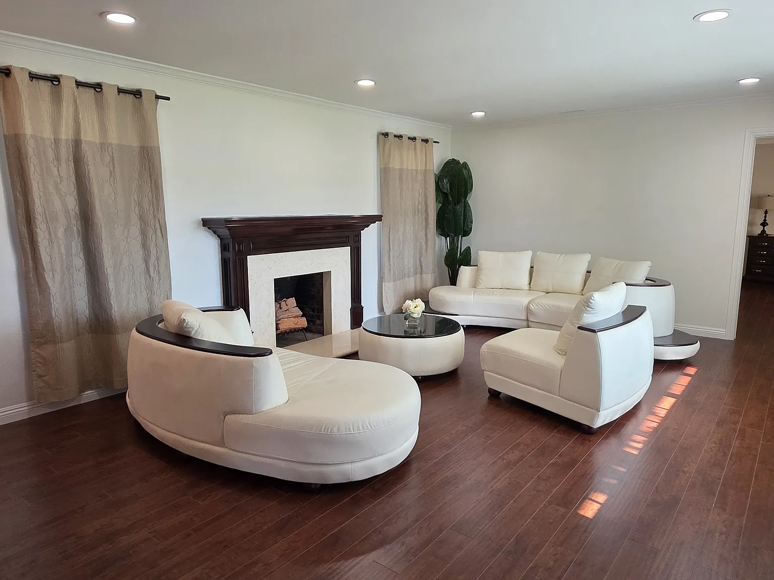 4 bed, 2.5 bath, 2092 sqft, $6,525 — Photo 4