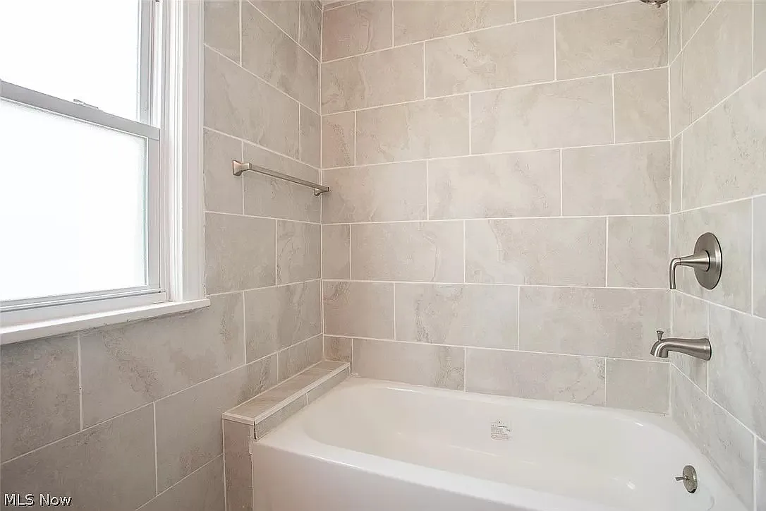 887 Selwyn Rd — Photo 3