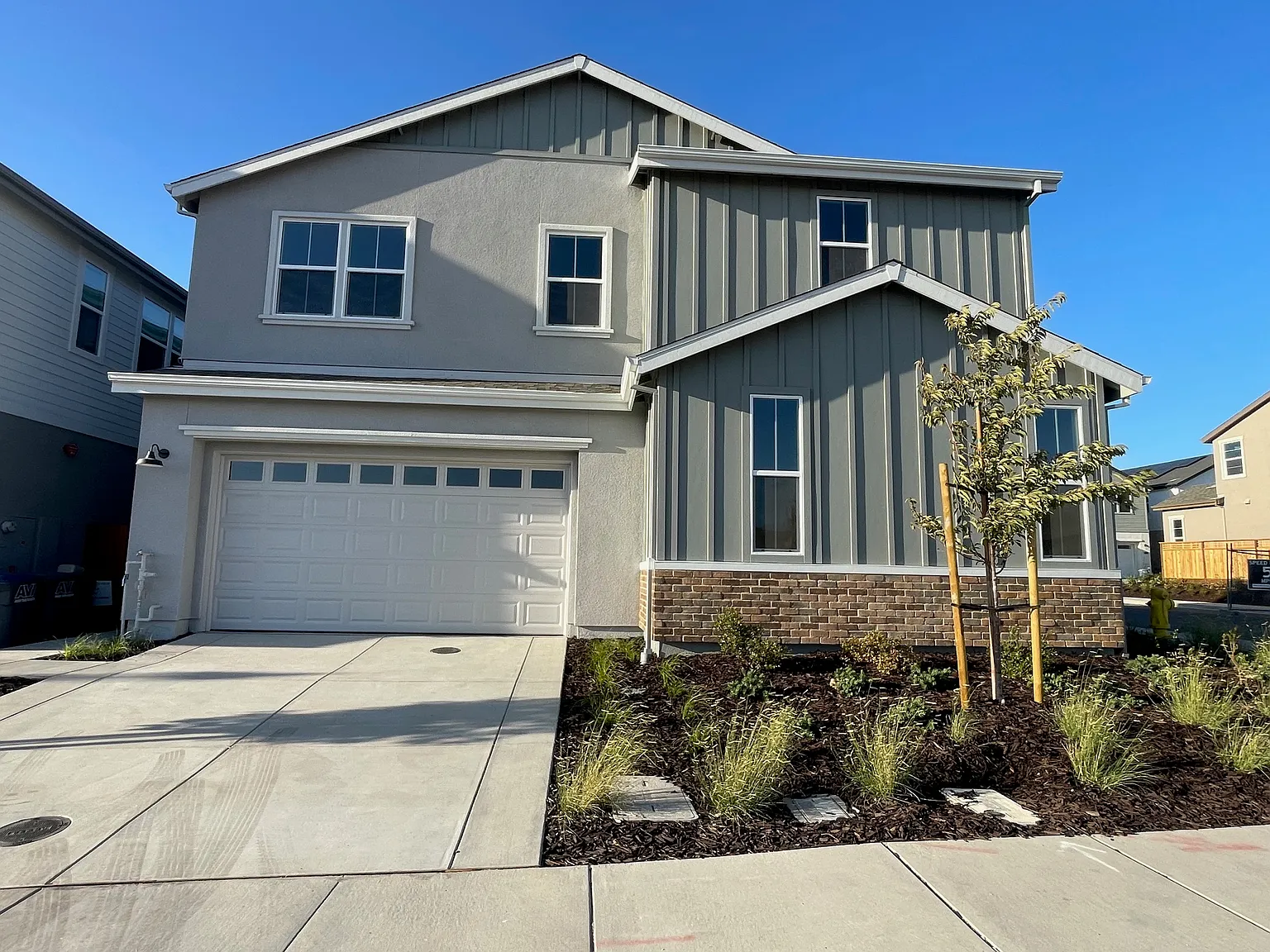 4 bed, 2470 sqft, $5,200 — Photo 2