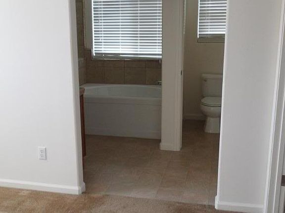 5th image of 4135 E Hillcrest Ave