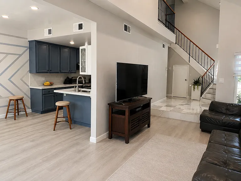 5442 Sunstar Cmn — Photo 1