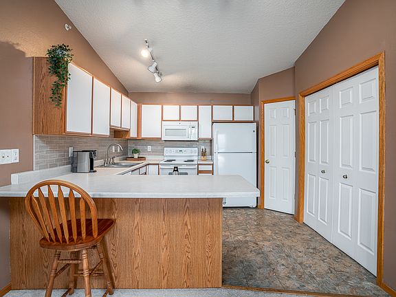 5th image of 209 E Price St Unit 301