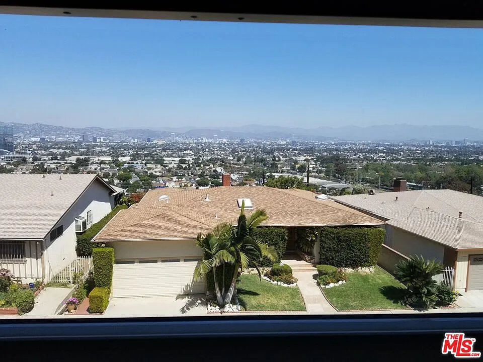 4 bed, 3.0 bath, 3192 sqft, $8,900 — Photo 2