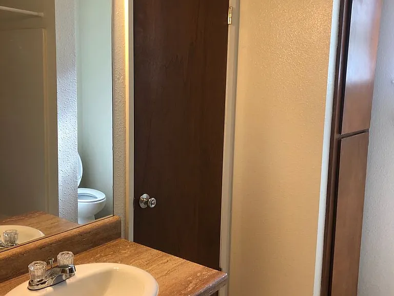 La Vista Apartments — Photo 23