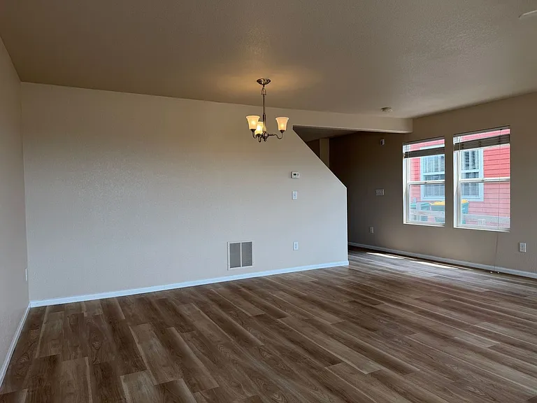 392 Montgomery Dr — Photo 4