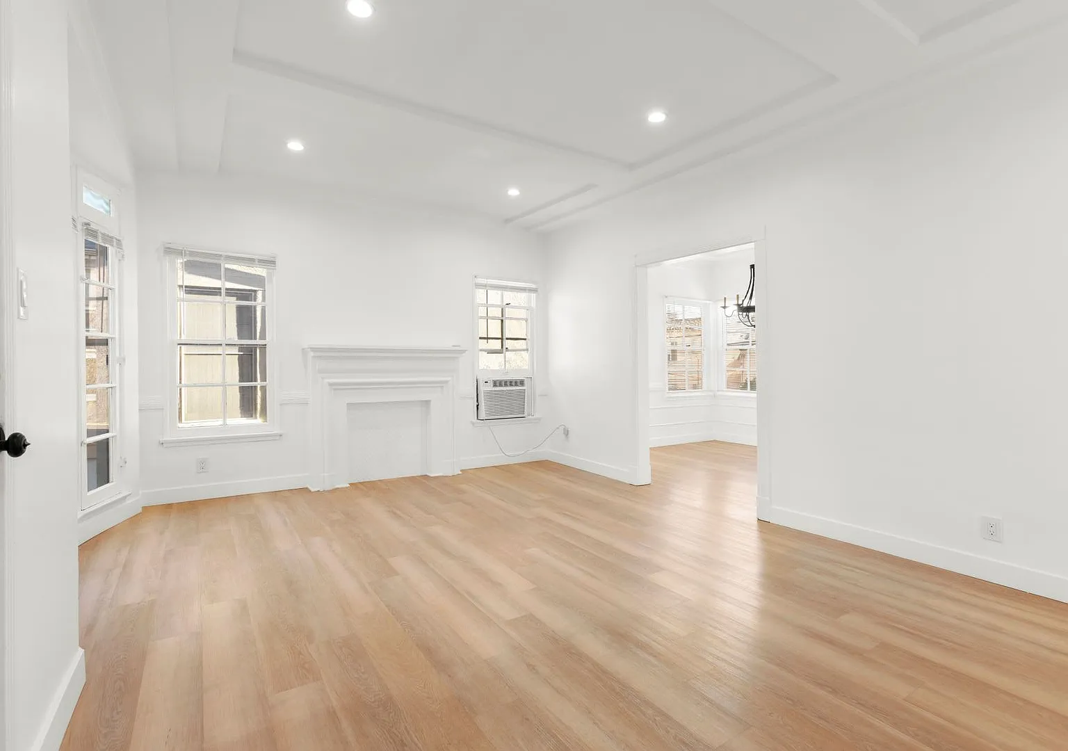 (El/Eu/Yo:B) 141-143 S. Crescent Drive — Photo 3