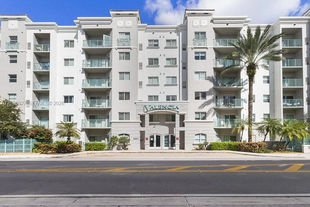 Valencia Condo — Photo 1