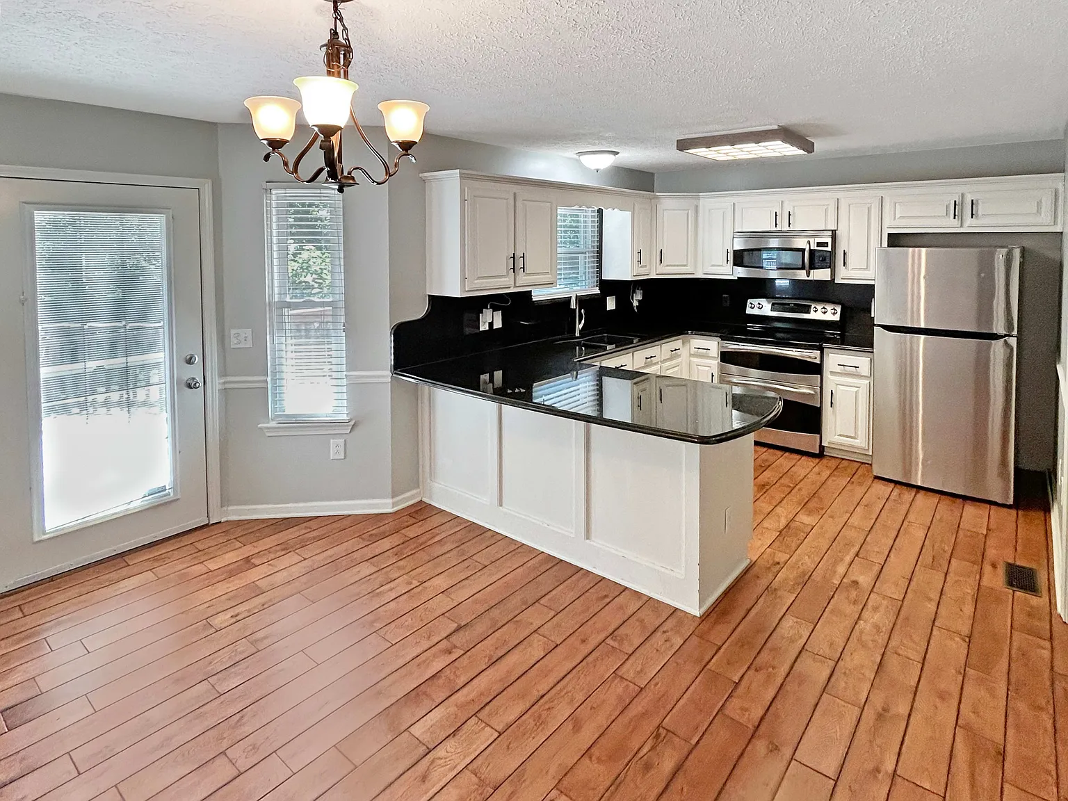 3 bed, 3.5 bath, 1963 sqft, $2,185 — Photo 3