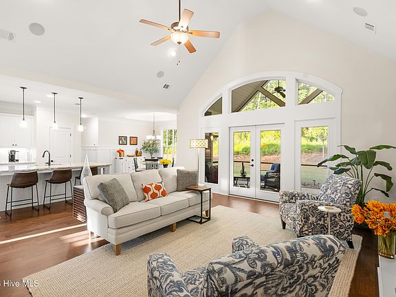 3rd image of 303 Sycamore Place