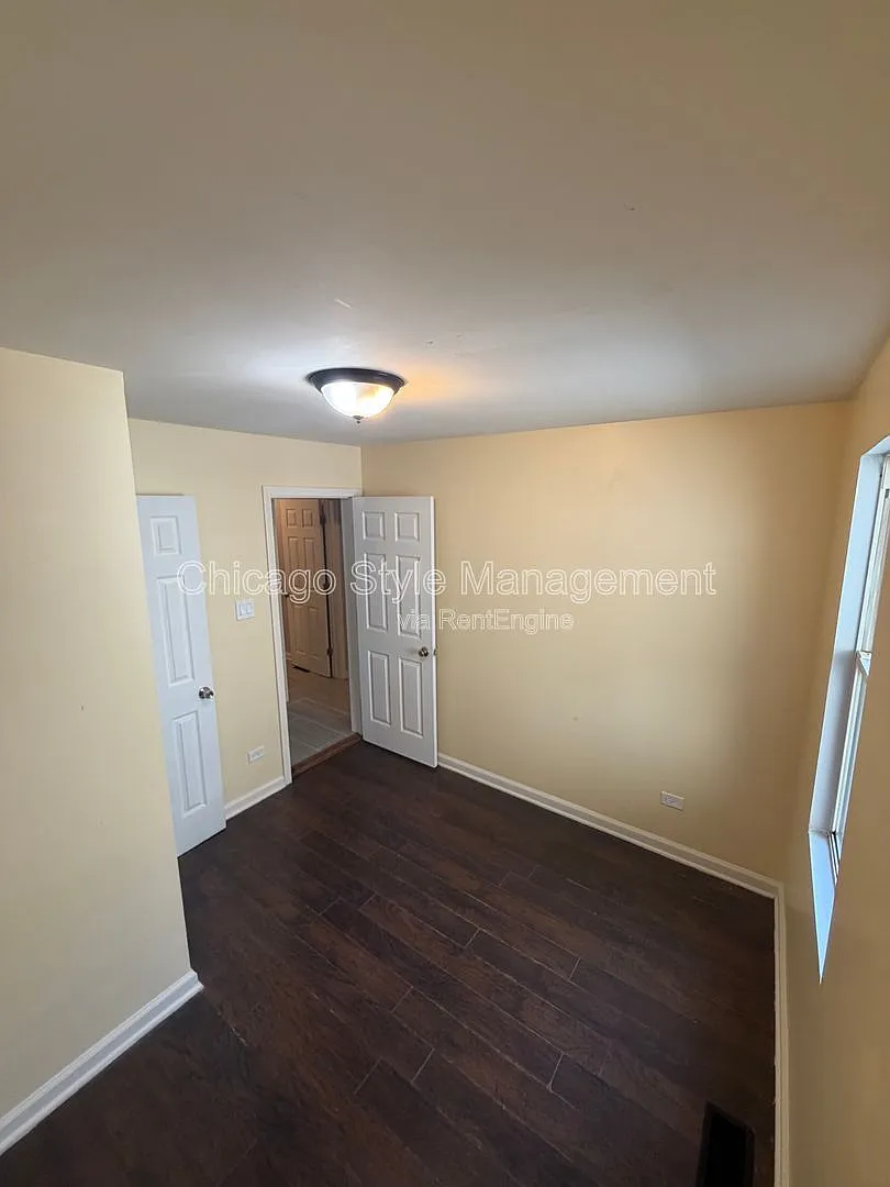 2 bed, 1.0 bath, $1,095 — Photo 2
