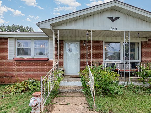 5th image of 2219 Pendleton Dr