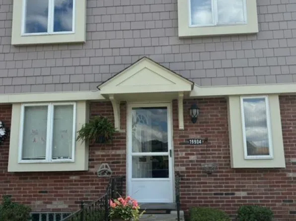 19904 N Great Oaks Cir, Clinton Township, MI 48036