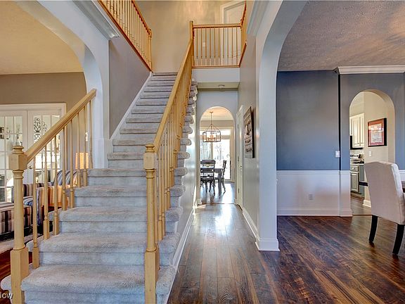 3rd image of 595 Parkside Dr