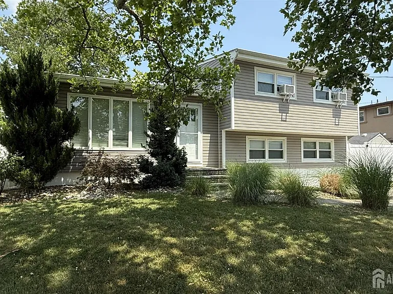 56 Grace Dr — Photo 1