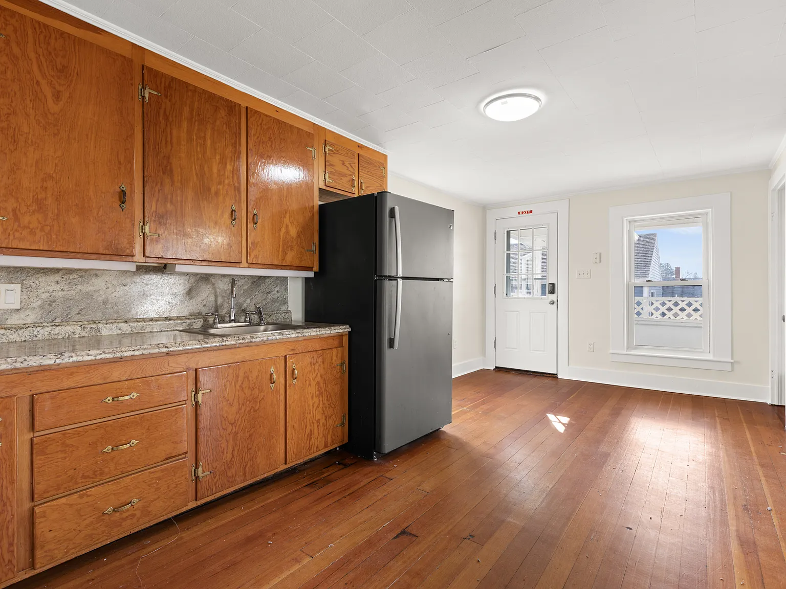 3 bed, 1024 sqft, $2,400 — Photo 4