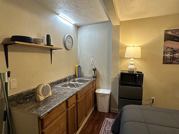 4th image of 2405 Elm St APT C