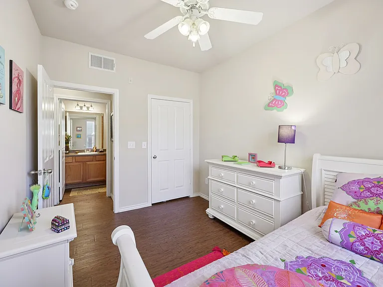 Residences at Sunset Pointe — Photo 13