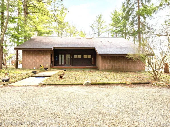 32674 Bingham Ln, Bingham Farms, MI 48025