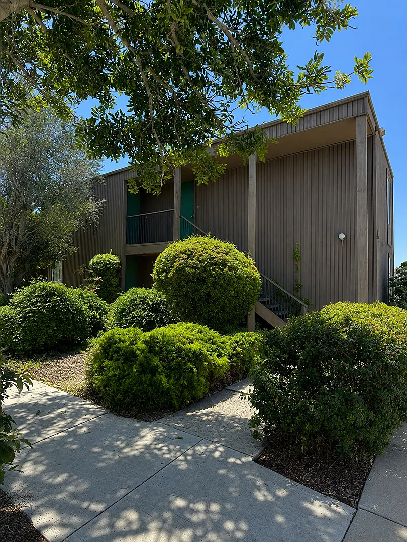 Spacious, Updated 1 Bedroom Apartment Private Balcony, Parking & Great Location! — Photo 1