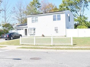 41 Pelican Rd, Levittown, NY 11756