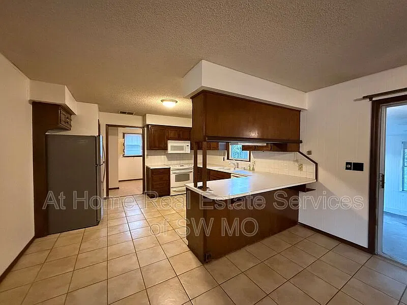 3 bed, 2.0 bath, 1601 sqft, $1,555 — Photo 4