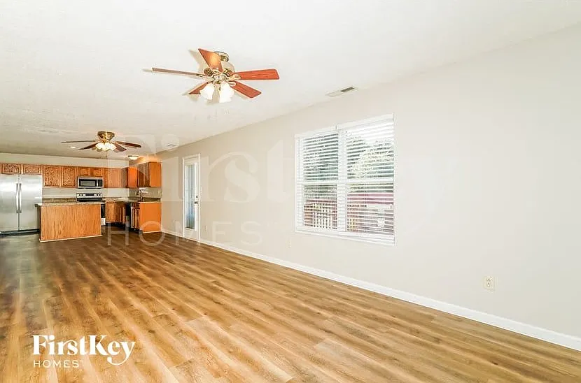 4 bed, 2.5 bath, 2240 sqft, $2,220 — Photo 3