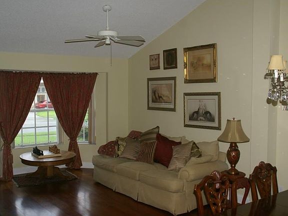 3rd image of 407 Cinnamon Oak Ct