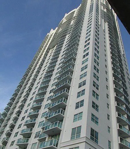 31 SE 5th St #305