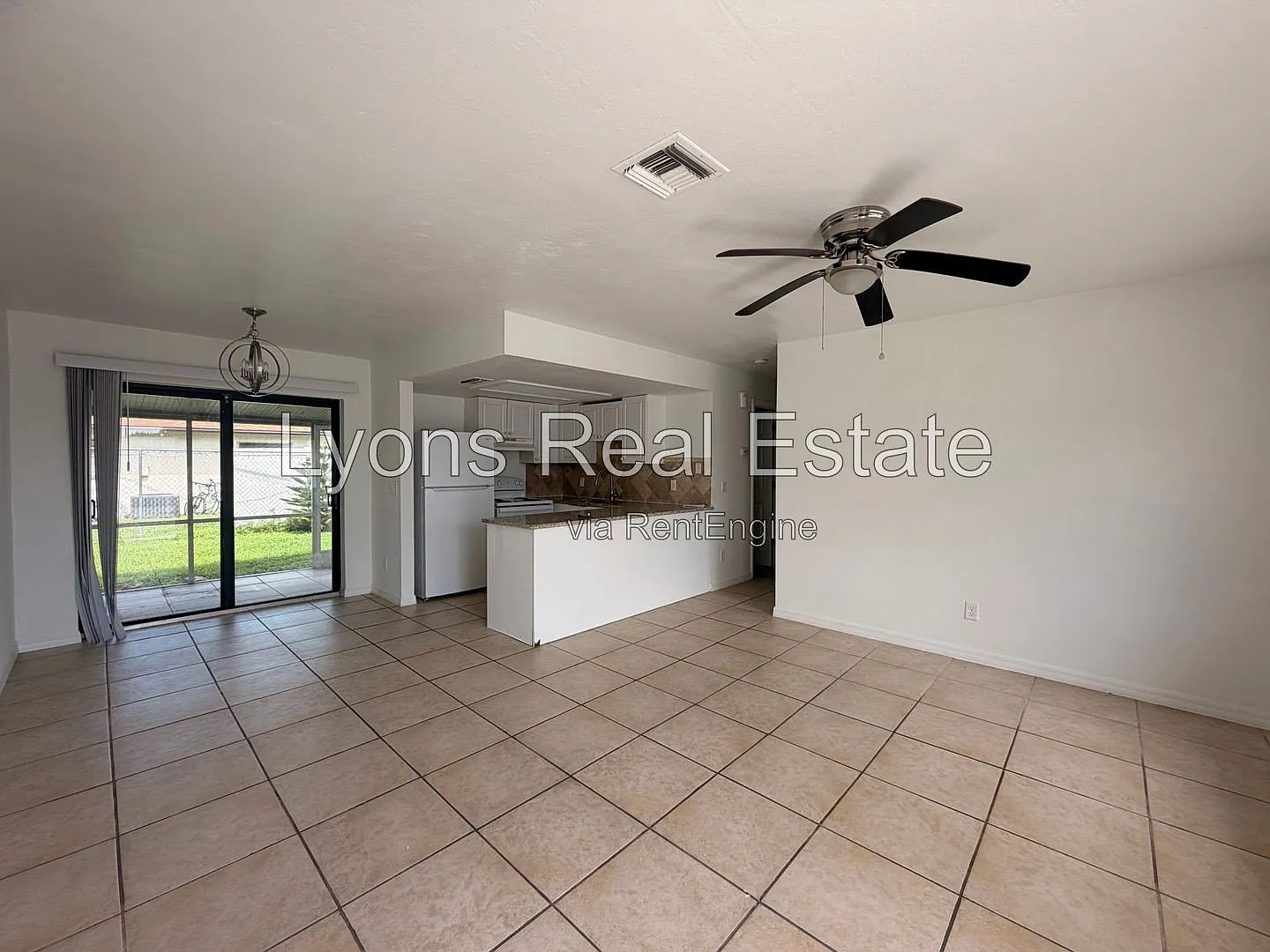 2 bed, 1.0 bath, 834 sqft, $1,200 — Photo 2