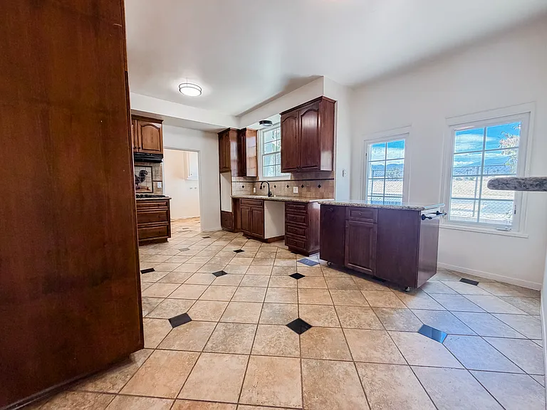 Kitchen with moveable island