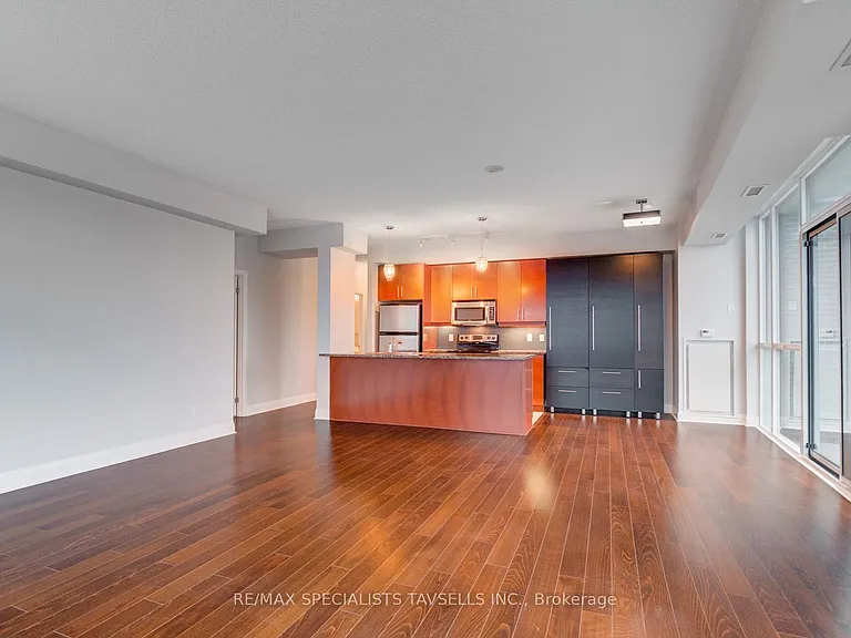 1 Hurontario St #304 — Photo 4